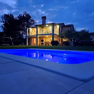 Sotlar With Pool Umag